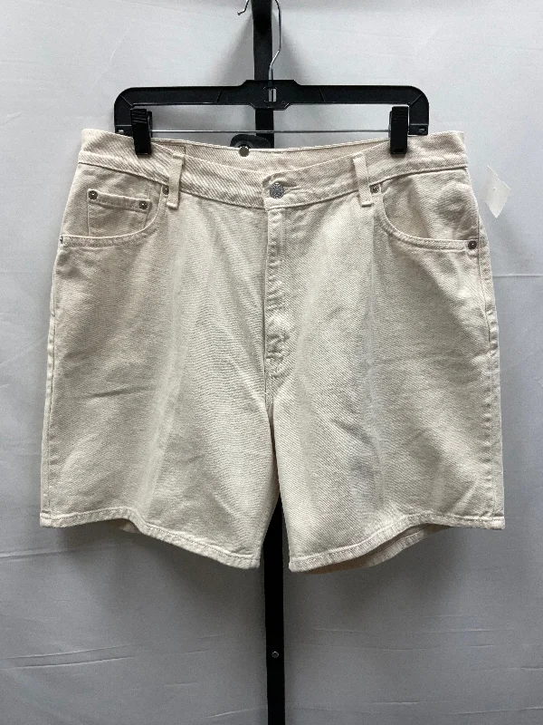 women's casual denim shortsBeige Shorts Levis, Size 16